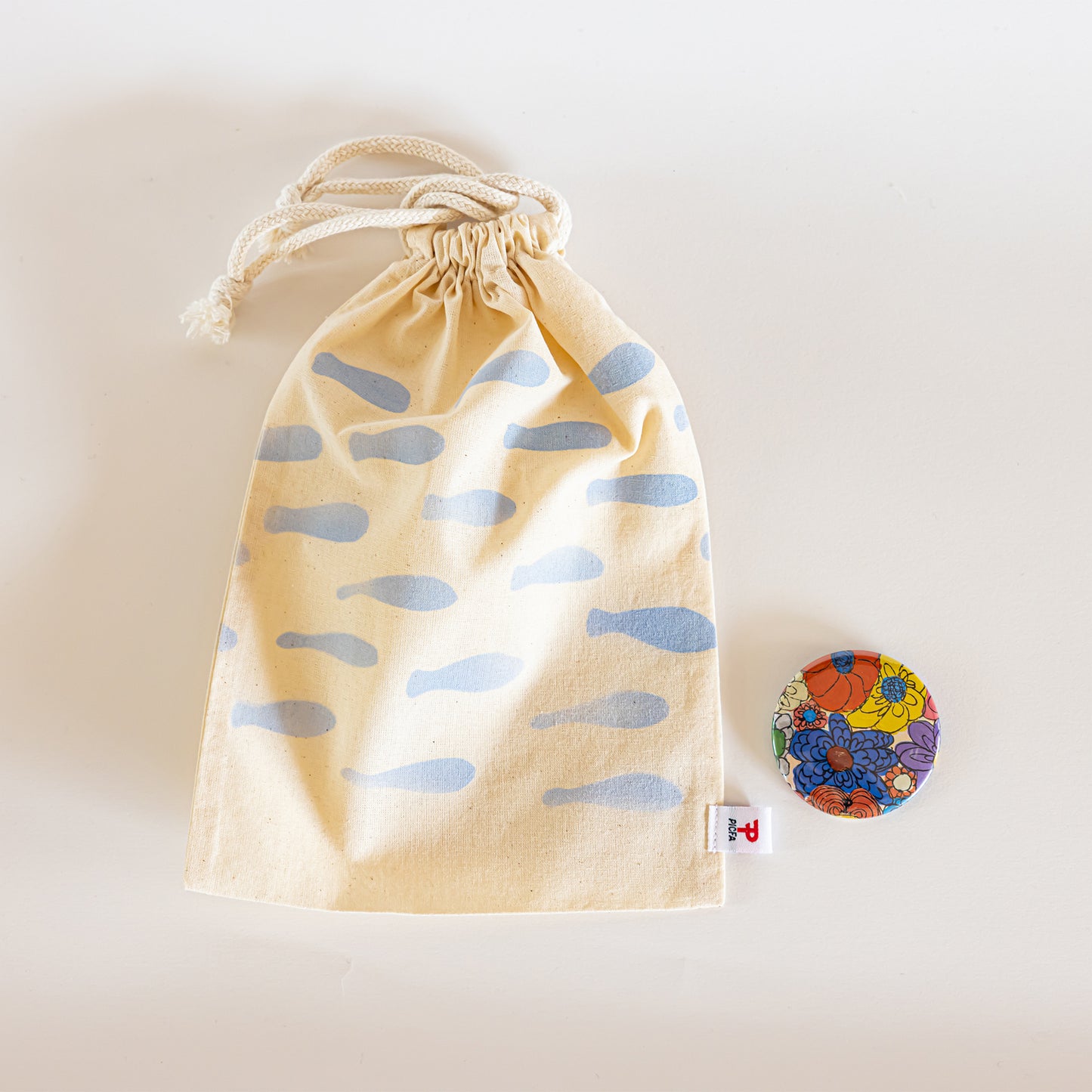 ＜オンライン限定＞北村ステンシル巾着＋缶バッチ（04）